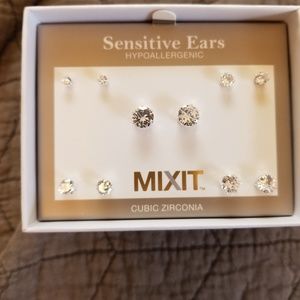 Set of 5 varied sizes of cubic zirconia studs
